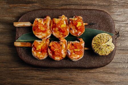 Кушияки креветки и томатная сальса