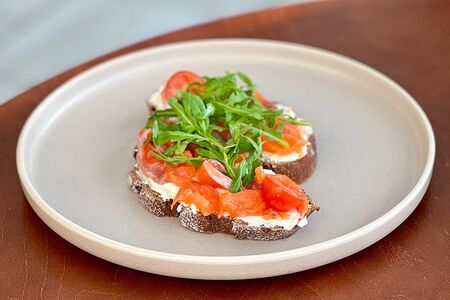 Брускетта с лососем