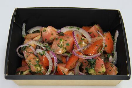 Салат из свежих томатов