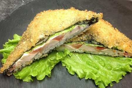 Горячие онигири с лососем