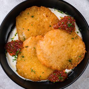 Драники с красной икрой и сметаной