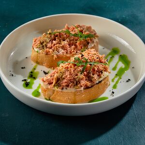 Брускетта с лососем горячего копчения