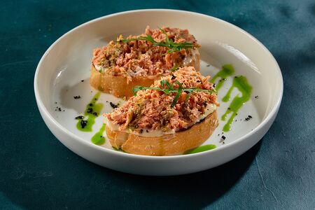 Брускетта с лососем горячего копчения