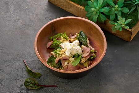 Салат с гребешками и страчателлой