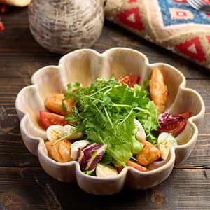 Теплый салат с форелью и творожным сыром