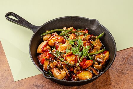 Куриное филе с овощами в соусе сладкий чили