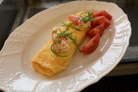 Омлет с крабом и сладкими томатами