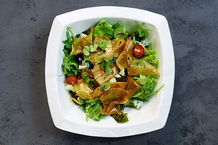 Салат с карамелизированной грушей