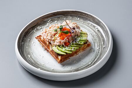 Сырная вафля с камчатским крабом 