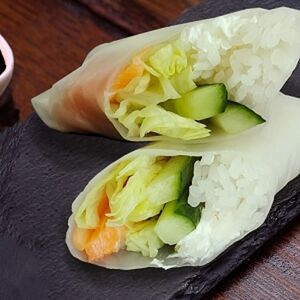 Спринг-ролл с лососем