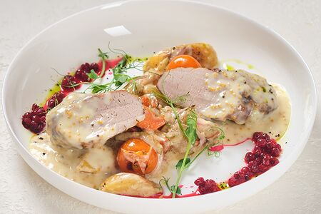 Свиная вырезка с томлеными овощами и клюквенным соусом