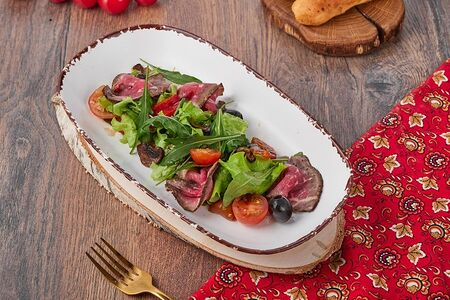 Салат с ростбифом