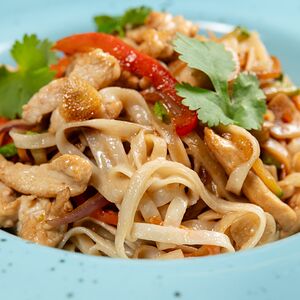 Лапша Удон с индейкой и овощами в кокосовом соусе