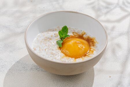 Каша овсяная с карамелизированным персиком