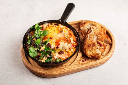 Шакшука с обжаренной чиабаттой