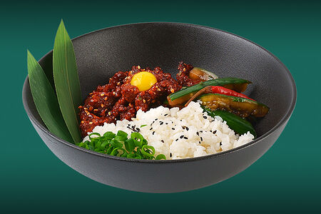 Пулькоги с говядиной, кокосовым рисом и острыми огурцами