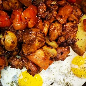 Горячая сковорода с курицей кошерной