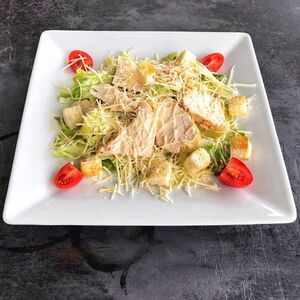 Салат Цезарь с курицей