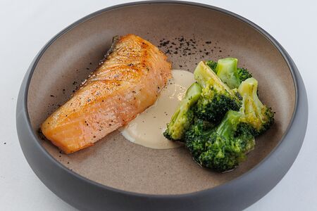 Лосось с брокколи и сливочным понзу
