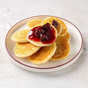 Большая порция панкейков с вишнёвым вареньем