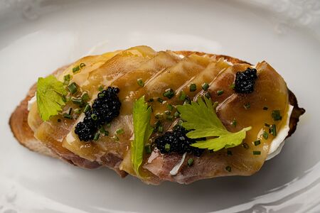 Брускетта с копченой стерлядью 