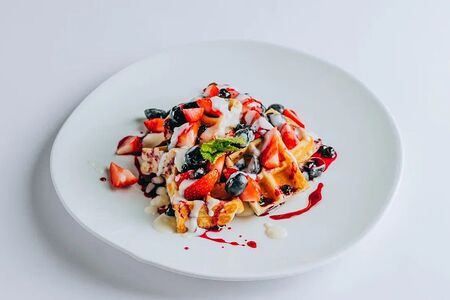 Вафля с заварным кремом, ягодами и черничным джемом 