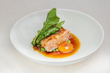 Лосось на пару с зеленым горошком и соусом из листьев крапивы