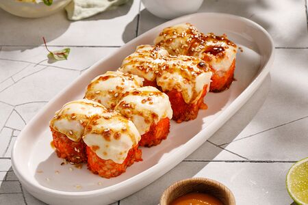 Запеченный ролл Снежный краб под моцареллой