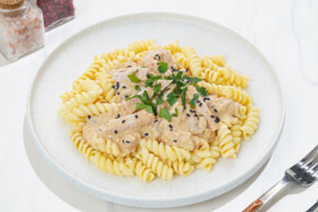 Цыпленок Том Ям с пастой Фузилли