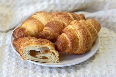 Круассан с варёной сгущенкой