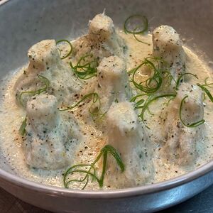 Мини-хинкали с шампиньонами в трюфельном соусе 