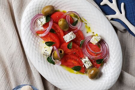 Салат с розовыми томатами и сыром Фетакса