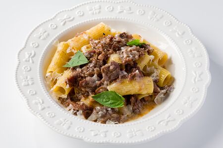 Ригатони с томленой щекой и качоттой