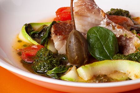 Филе трески с каперсами, оливками и кабачками