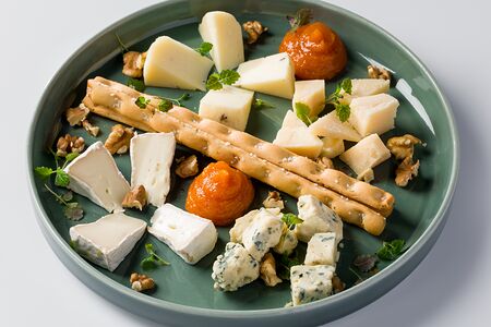 Сырная тарелка с абрикосовым конфи