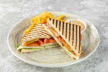 Сэндвич с индейкой и картофелем фри