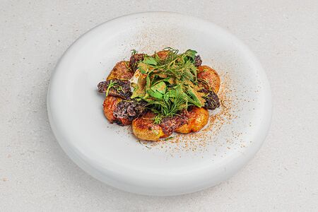 Картофель с лисичками, сметаной и зеленым луком