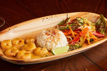 Креветки в тайском соусе с рисом и свежими салатом 