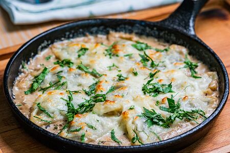 Запечённые вареники с картофелем и грибным соусом