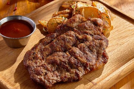 Отбивная из свинины с домашним картофелем