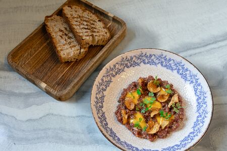 Тартар из говядины, чипсы из топинамбура