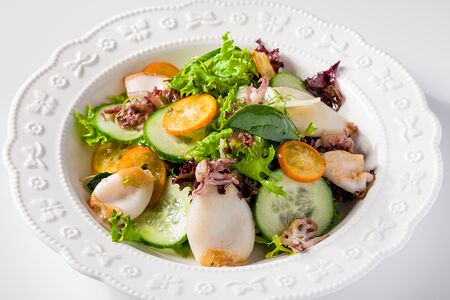 Салат с мини-кальмаром и кумкватом