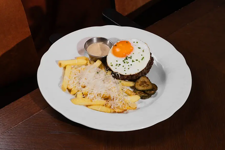 Бифштекс с перечным соусом и картофелем фри