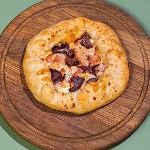 Бугаца македонская с говядиной, беконом и сыром