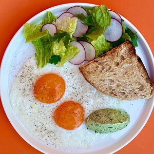 Яичница с салатом, зелёным сливочным сыром и тартином 