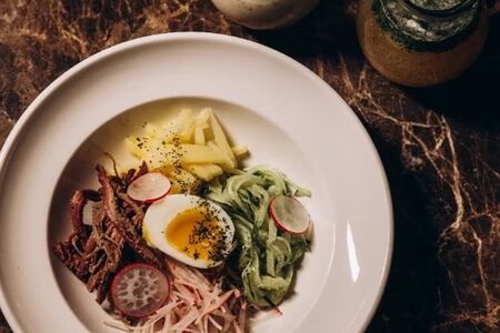 Окрошка с говяжьей грудинкой на квасе