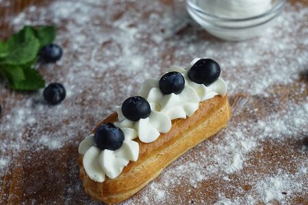 Эклер с голубикой