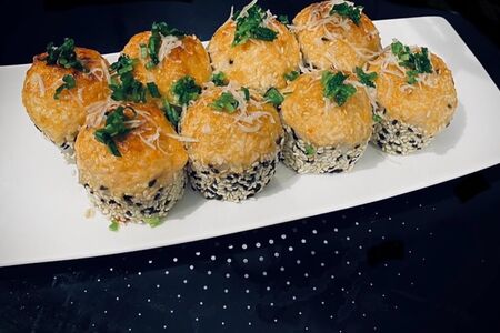 Запеченный ролл с цыпленком и сырным соусом