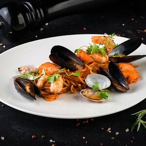 Паста с морепродуктами в томатном соусе
