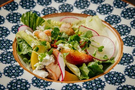 Салат с персиками гриль, муссом из брынзы и креветками